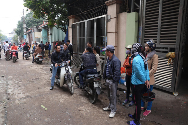 Bất chấp nguy hiểm, hàng trăm người dân hiếu kì kéo đến xem hiện trường vụ nổ kinh hoàng ở Bắc Ninh Bất chấp nguy hiểm, hàng trăm người dân hiếu kì kéo đến xem hiện trường vụ nổ kinh hoàng ở Bắc Ninh